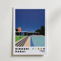 Bozetto Hiroshi Nagai Modern Villa Pool Poster föreställer en retroestetisk modernistisk villa, pool och palm under en djupblå himmel, fet "Tokyo 1973" text och fem färgade cirklar längst ner.