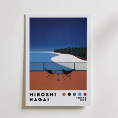 Bozetto Hiroshi Nagai Ocean Balcony Poster visar en retro minimalistisk scen med två stolar och ett bord på en terrass med utsikt över havet, vit sandstrand och palmer under en djupblå himmel. Text: "Hiroshi Nagai Tokyo 1973" med färgprover.