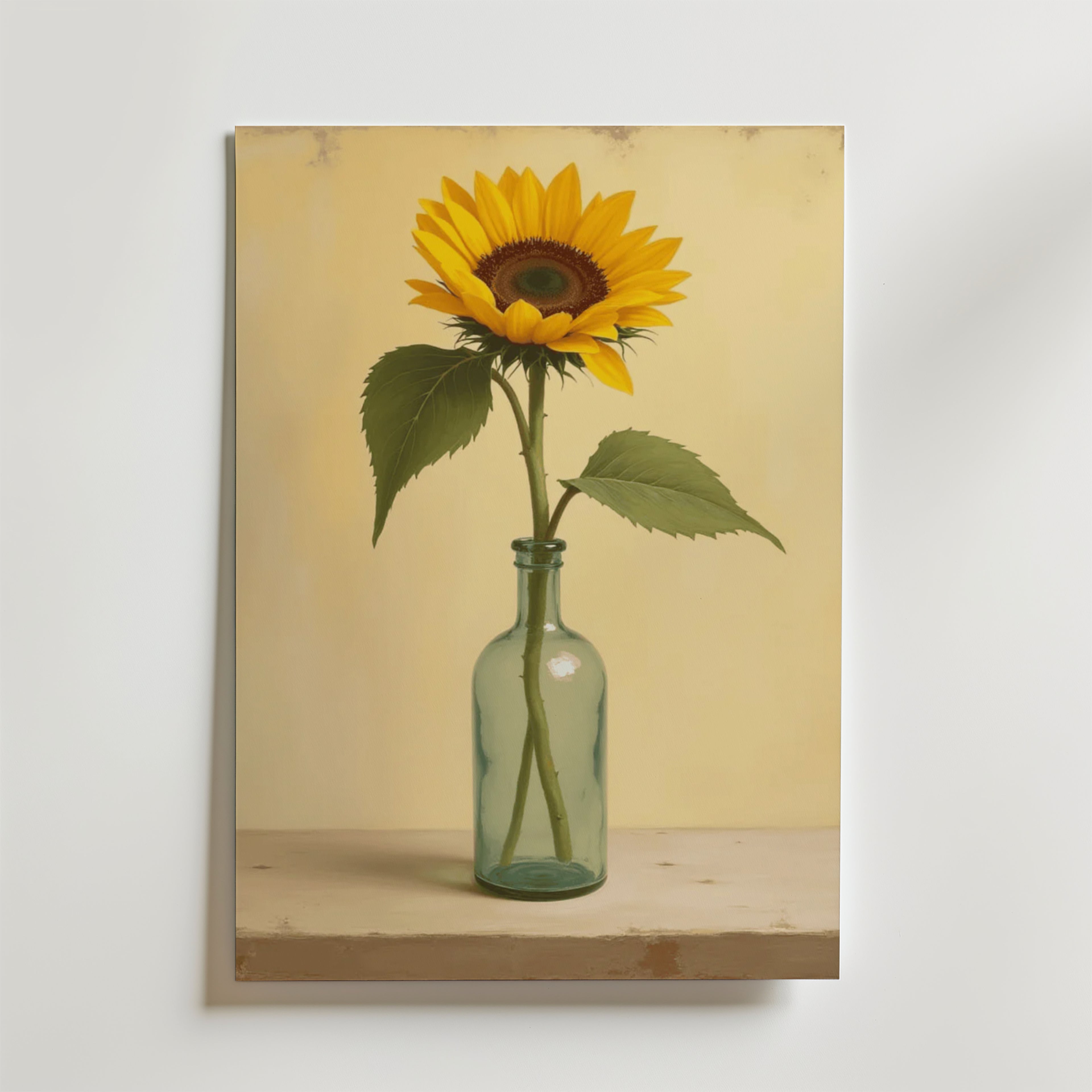 Bozettos Minimalist glass vase poster föreställer en gul solros med gröna blad i en klar vas på en ljus yta mot en beige bakgrund - tryckt på premiumpapper och FSC-certifierad för hållbarhet.