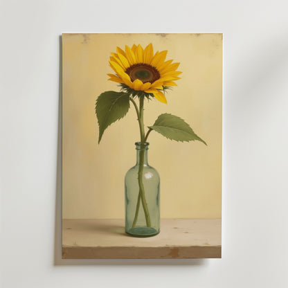 Bozettos Minimalist glass vase poster föreställer en gul solros med gröna blad i en klar vas på en ljus yta mot en beige bakgrund - tryckt på premiumpapper och FSC-certifierad för hållbarhet.