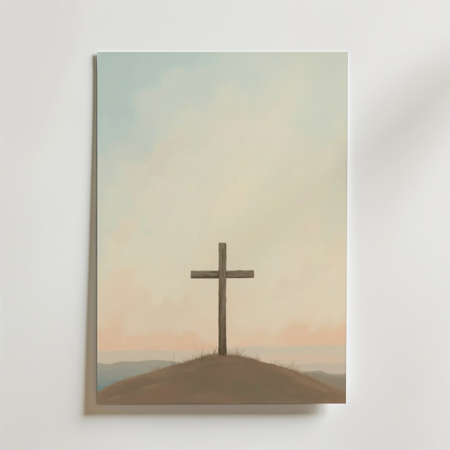 Faith Rising Poster by Bozetto föreställer ett träkors på en bergstopp i soluppgången, tryckt på premiumpapper med en matt finish för ett elegant och lugnt utseende.