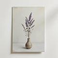 Bozetto Poster Ceramic Vase Dried Lavender föreställer en liten beige vas med kvistar av torkad lavendel mot en ljus bakgrund.