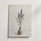 Bozetto Poster Ceramic Vase Dried Lavender föreställer en liten beige vas med kvistar av torkad lavendel mot en ljus bakgrund.