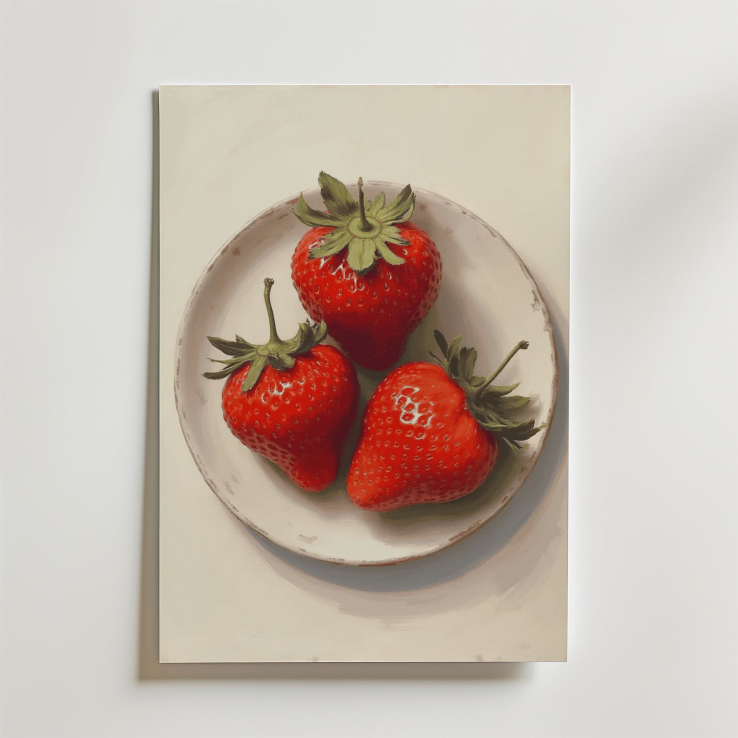På Fresh organic strawberries Poster by Bozetto syns tre mogna jordgubbar med gröna blad på en rustik vit tallrik mot en ljus bakgrund. Denna livfulla konst för kök eller café är tryckt på premiumpapper.