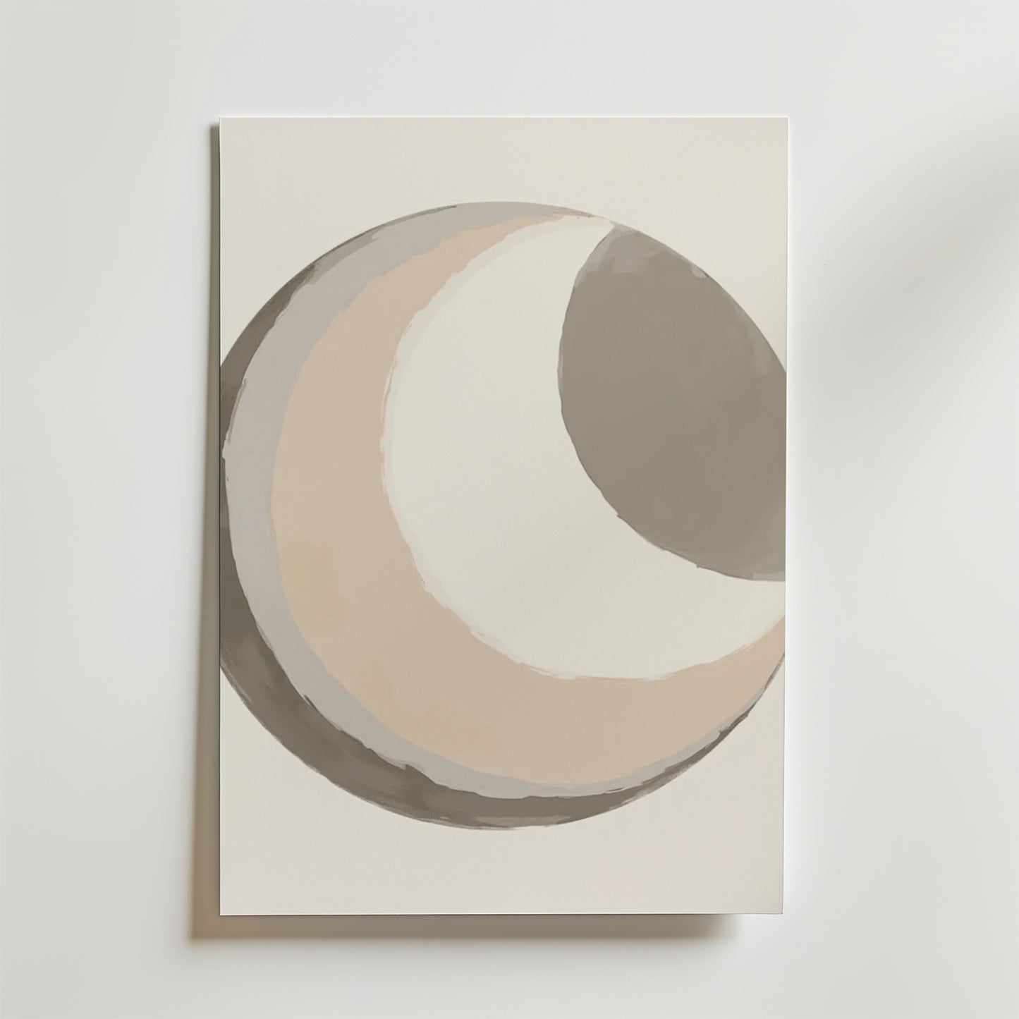 Bozetto Abstract Moon Poster har överlappande böjda former i beige, grädde och grått på premiumpapper med en lyxig matt finish, vilket ger en mjuk, organisk look med släta kanter.