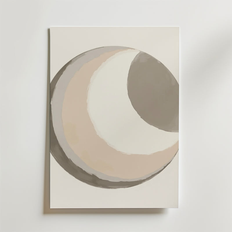 Bozetto Abstract Moon Poster har överlappande böjda former i beige, grädde och grått på premiumpapper med en lyxig matt finish, vilket ger en mjuk, organisk look med släta kanter.
