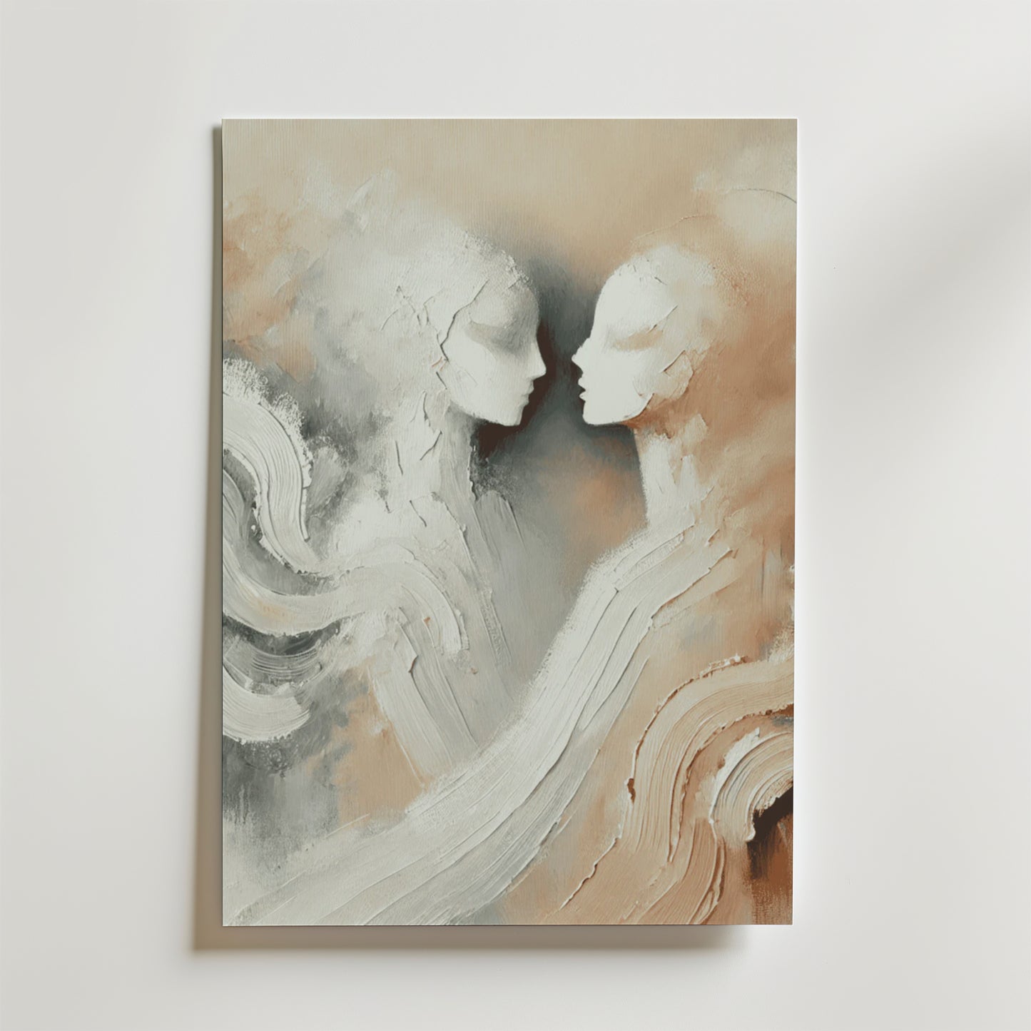 Bozetto Two Souls Poster har en abstrakt målning av två ansiktslösa figurer i neutrala toner, mjukt blandade på en ljus bakgrund. Affischen är tryckt på premiumpapper och ger en eterisk touch till alla rum.