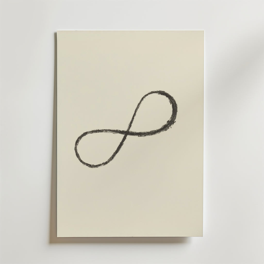 Bozetto Abstract Infinity Poster har en handritad svart infinity-symbol centrerad på vitt premiumpapper, mot en ljus matt bakgrund för en elegant, minimalistisk look.