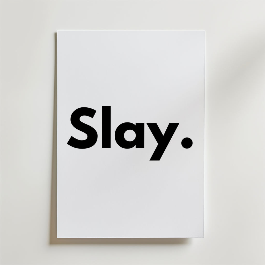 Bozetto Slay Poster har ordet "Slay." i stora, feta svarta bokstäver i mitten, tryckt på premiumpapper.