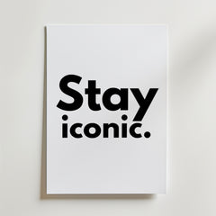 Bozetto Stay Iconic Poster har en djärv svart "Stay iconic." text centrerad på vitt premiumpapper, perfekt för att addera stilren elegans till alla inredningar. Perfekt minimalistisk väggkonst för moderna utrymmen.