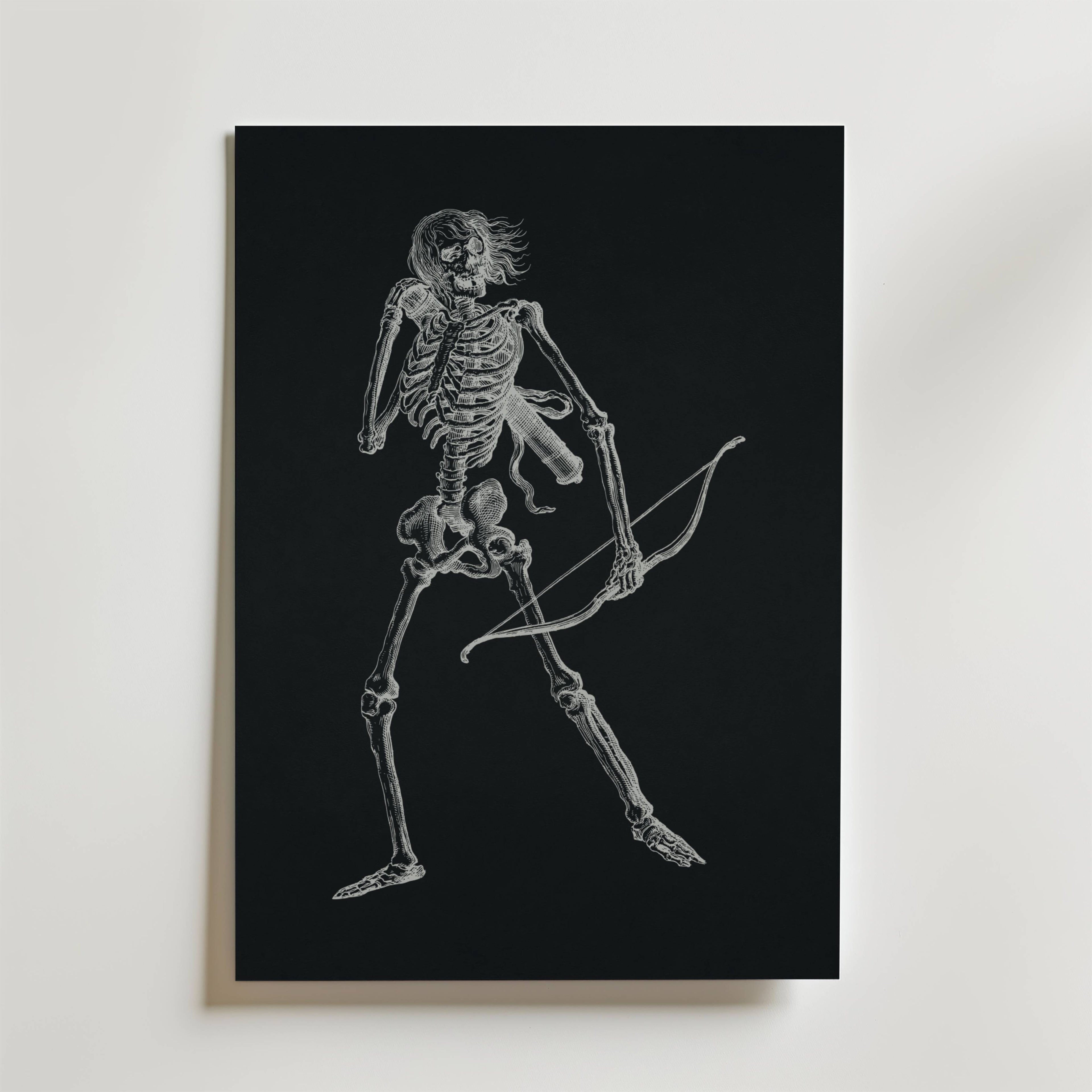 Bozetto Skeleton Archer Poster visar ett skelett med en båge redo att skjuta, som sticker ut på en solid svart bakgrund - en slående monokrom väggdekoration för Halloween.