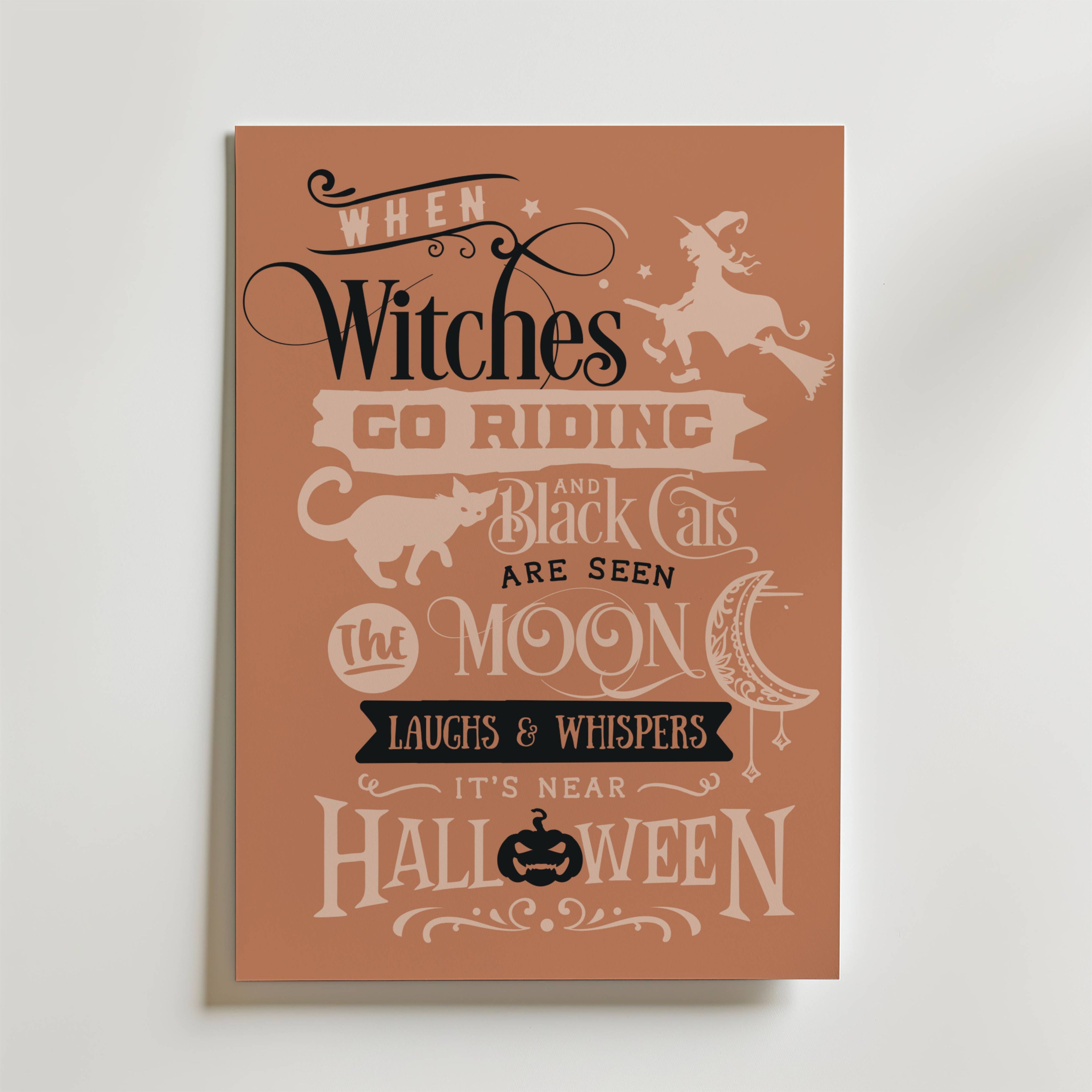 When Witches Go Riding Poster by Bozetto föreställer en häxa, katt, halvmåne och pumpa med citatet "When witches go riding and black cats are seen, the moon laughs & whispers its near Halloween.