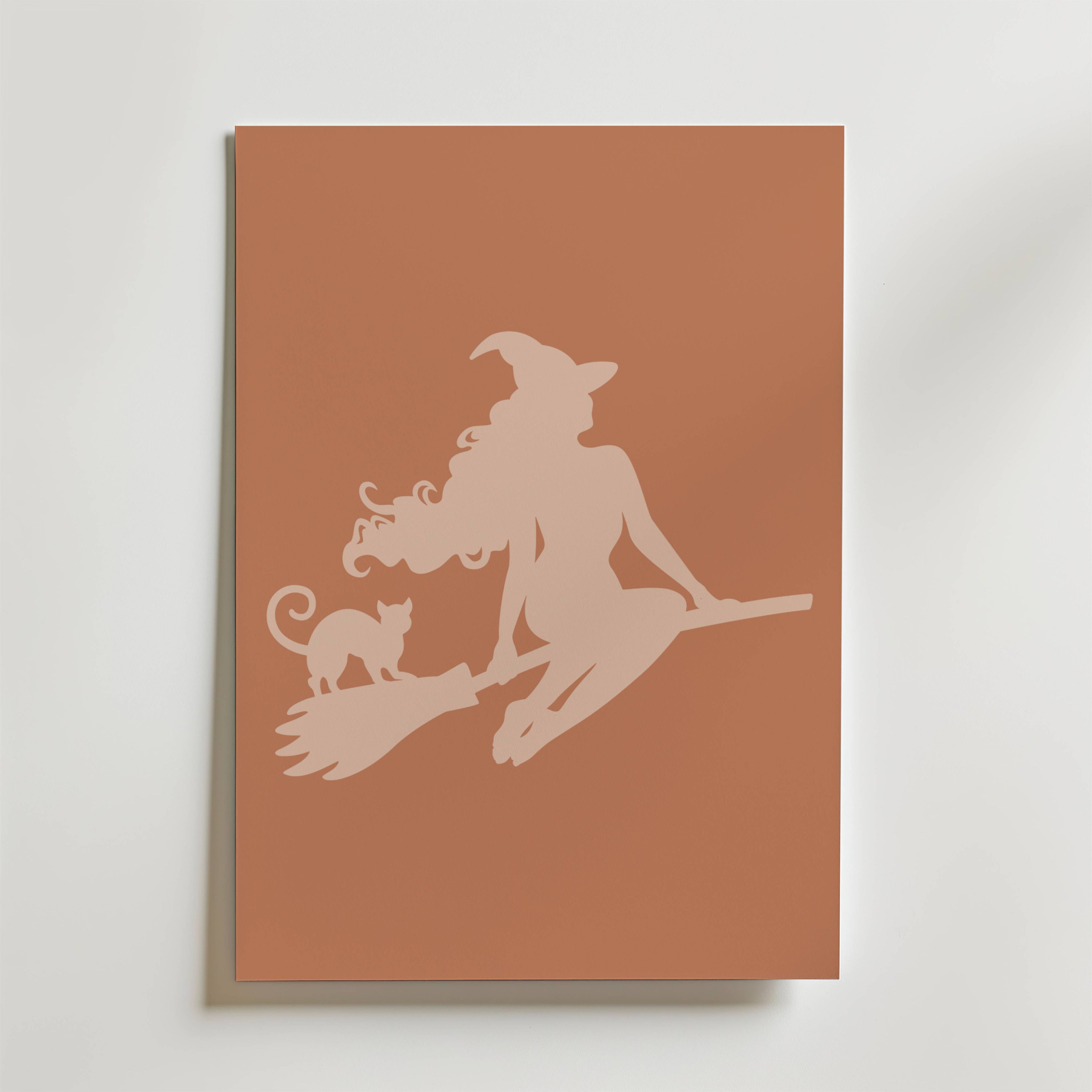 Bozetto Autumn Witch Poster föreställer en minimalistisk häxa med en katt på ett kvastskaft mot en brun bakgrund - perfekt som en chic häxa eller Halloween-inredning.