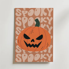 Bozetto Pumpkin Grin Poster föreställer en leende jack-o-lantern på en orange bakgrund med fet, vågig "SPOOKY"-text som perfekt fångar den lekfulla andan av höstmagi och Halloween.