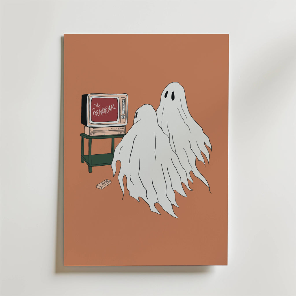 Bozetto Ghostflix Night Poster föreställer två tecknade spöken som tittar på TV på en brun bakgrund med fjärrkontrollen på golvet - en rolig spöken eller skräckfilm poster för mysiga höstkvällar konst älskare.