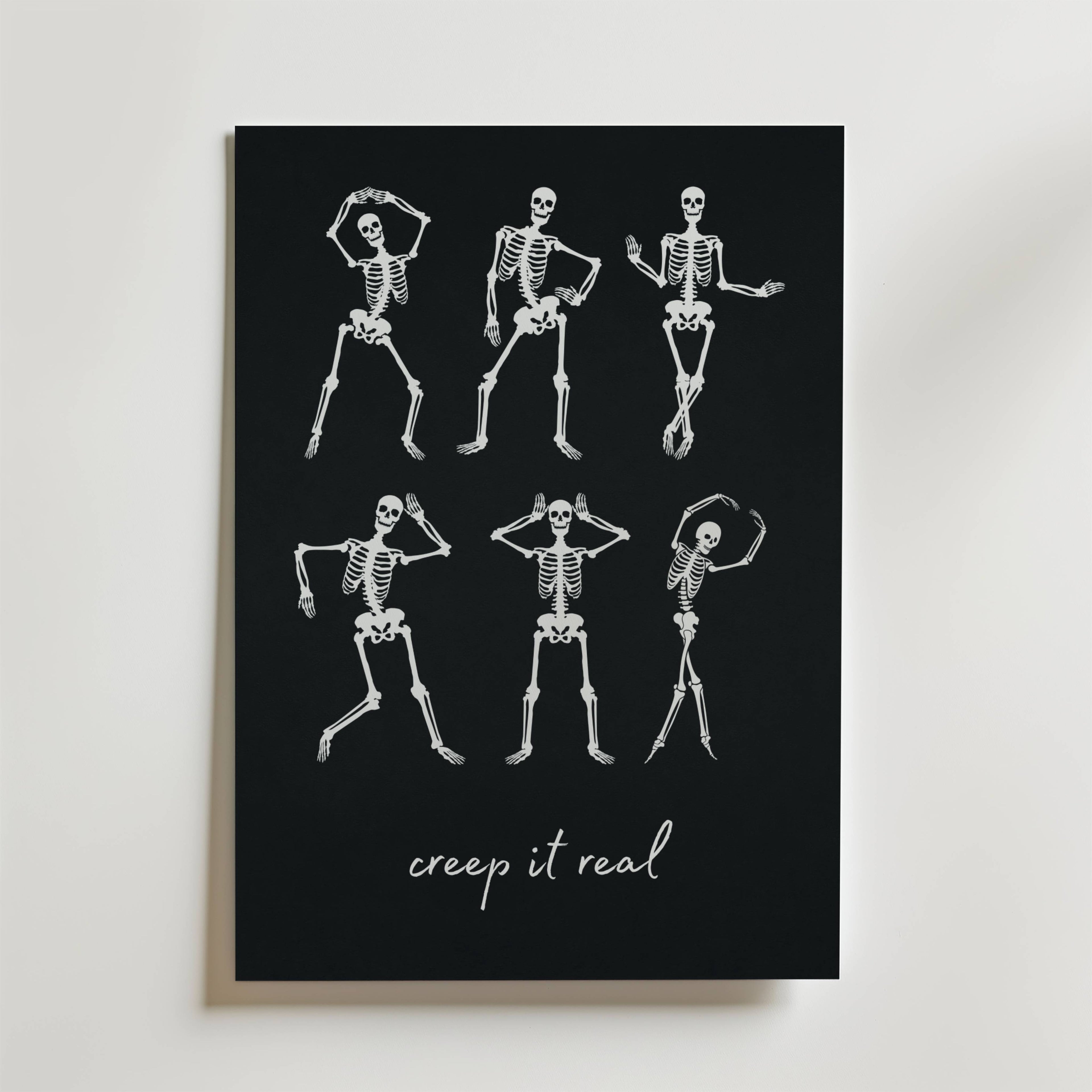 Bozetto Dancing Bones Poster visar sex vita skelett som dansar på en svart bakgrund, med "creep it real" i lekfull kursiv under, och blandar humor och kusliga vibbar perfekt för Halloween.