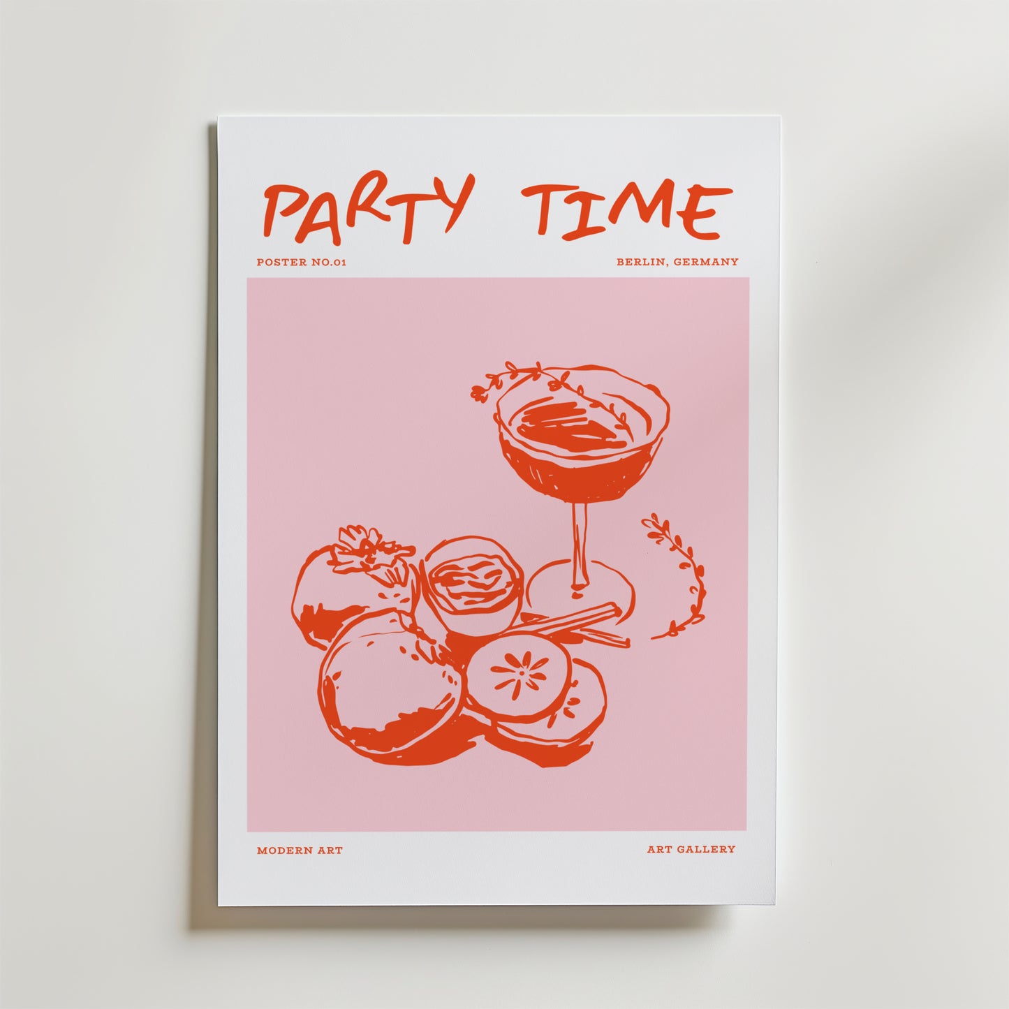 Berlin Party Time Poster från Bozetto har "PARTY TIME" i feta röda bokstäver, ett rosa och rött cocktailglas med frukt på en mjuk rosa bakgrund och "Modern Art" och "Art Gallery" text inspirerad av livliga Berlinkvällar.