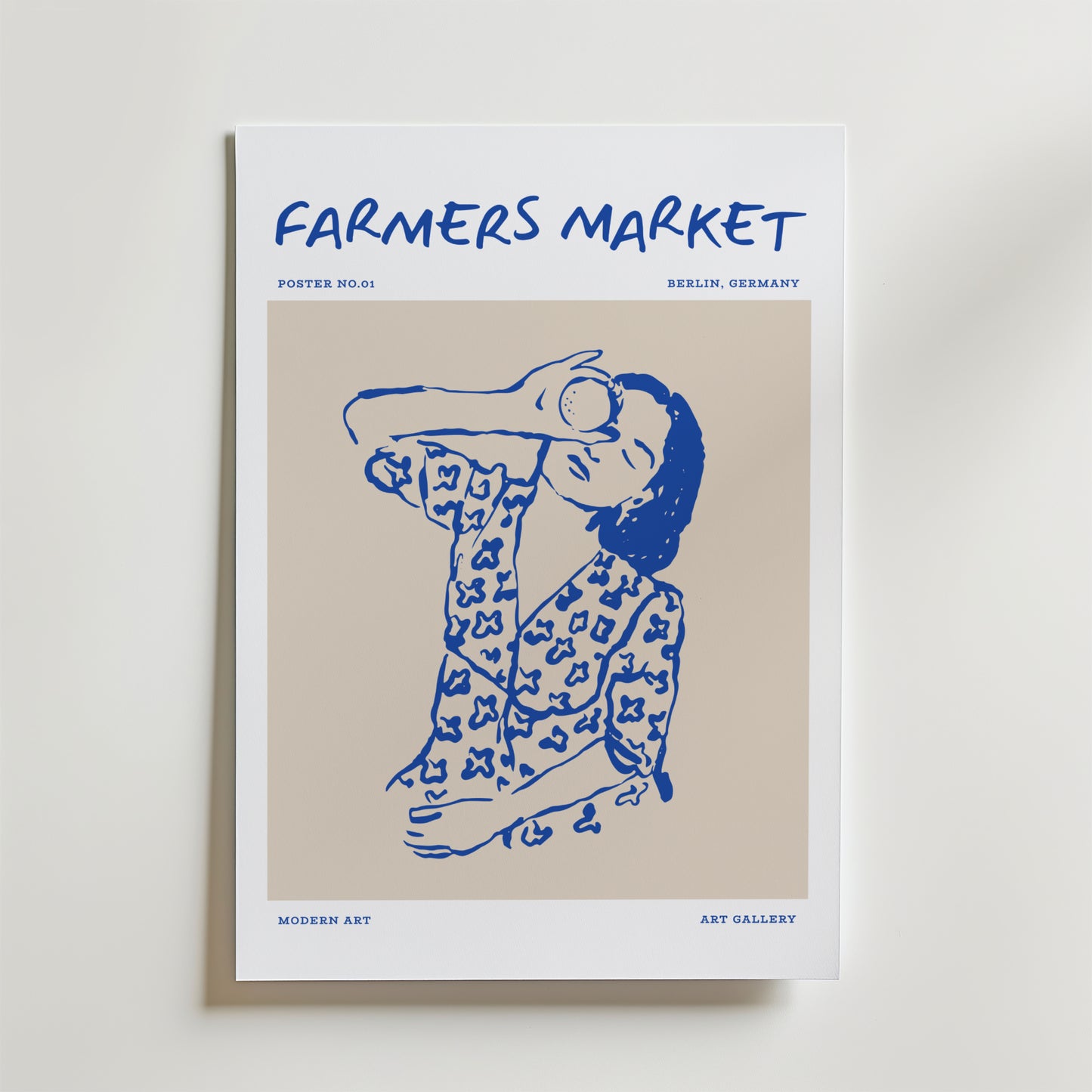 Affischen Farmers Market No.2 av Bozetto visar en blå linjeteckning av en kvinna i blommig klänning som håller i frukt, med motiv från Berlin, Tyskland, Modern Art och Art Gallery.