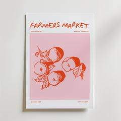 Bozetto Farmers Market Poster har en minimalistisk design med fet röd text, pastellfärger, handritade persikor, äpplen och blad på en rosa bakgrund. Ytterligare text: Berlin, Germany, Modern Art, and Art Gallery.