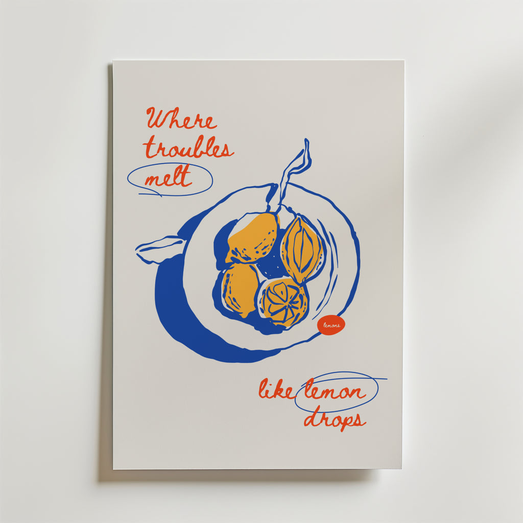 Postern Lemon Drops Poster by Bozetto föreställer en blå och gul illustrerad citron med röd handskriven text: "Där problem smälter som citrondroppar." Perfekt för dig som gillar unik, upplyftande inredning och handritade citroner.