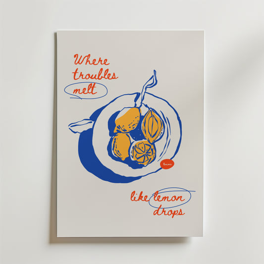 Postern Lemon Drops Poster by Bozetto föreställer en blå och gul illustrerad citron med röd handskriven text: "Där problem smälter som citrondroppar." Perfekt för dig som gillar unik, upplyftande inredning och handritade citroner.
