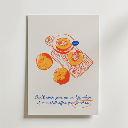 Bozetto Life Is Peaches Poster föreställer ljusorange och gula persikor och en skärbräda, med blå och röd handskriven text: "Ge aldrig upp livet när det fortfarande kan erbjuda dig persikor"-ideal köksdekor.