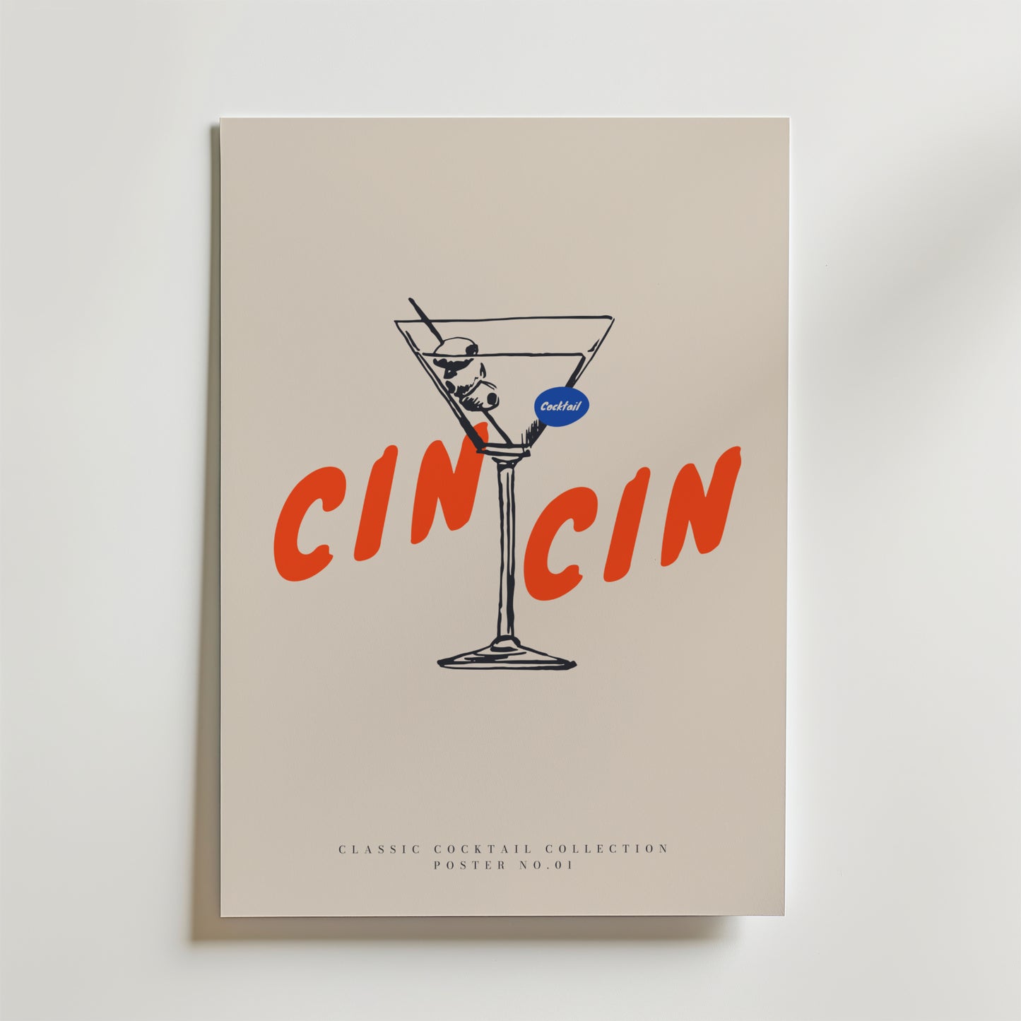 Bozetto Cin Cin Classic Collection Poster föreställer ett minimalistiskt martiniglas med oliv och fet röd CIN CIN text, perfekt som italiensk poster eller till ditt kök. "Classic Cocktail Collection Poster No. 01" visas längst ner.