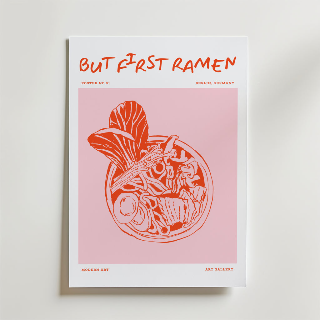 The First Ramen Poster by Bozetto visar "BUT FIRST RAMEN" med en orange och vit nudelskål på rosa, märkt "Poster No.01", "Berlin, Germany" och "Modern Art" - perfekt för matkonstfans eller snygg köksinredning.