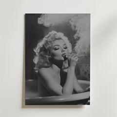 Svartvitt foto av en kvinna med lockigt blont hår i ett badkar, rökande, med virvlande rök och dramatisk ljussättning. Perfekt som Bozetto's Smoking Elegance Poster, tryckt på premiumpapper med lyxigt matt yta.