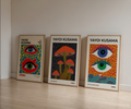Bozetto Bundle 3-pack Yayoi Kusama No. 1 består av tre inramade posters med livfulla ögonmotiv och röda svampar på prickiga bakgrunder, perfekt som ett modernt samtidskonst posterbundle för ditt rum.