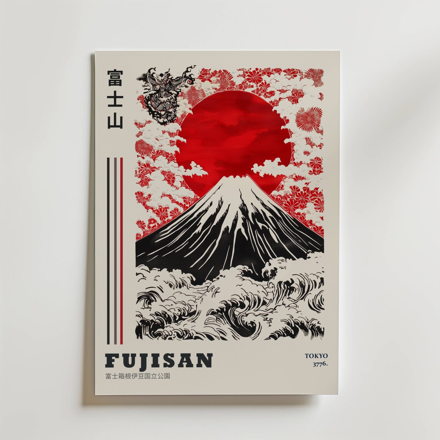 Bozetto Fujisan Tokyo Poster har en stiliserad bild av berget Fuji med en röd sol, dekorativa blommönster inspirerade av japansk konst och både engelsk och japansk text inklusive "FUJISAN" längst ner.