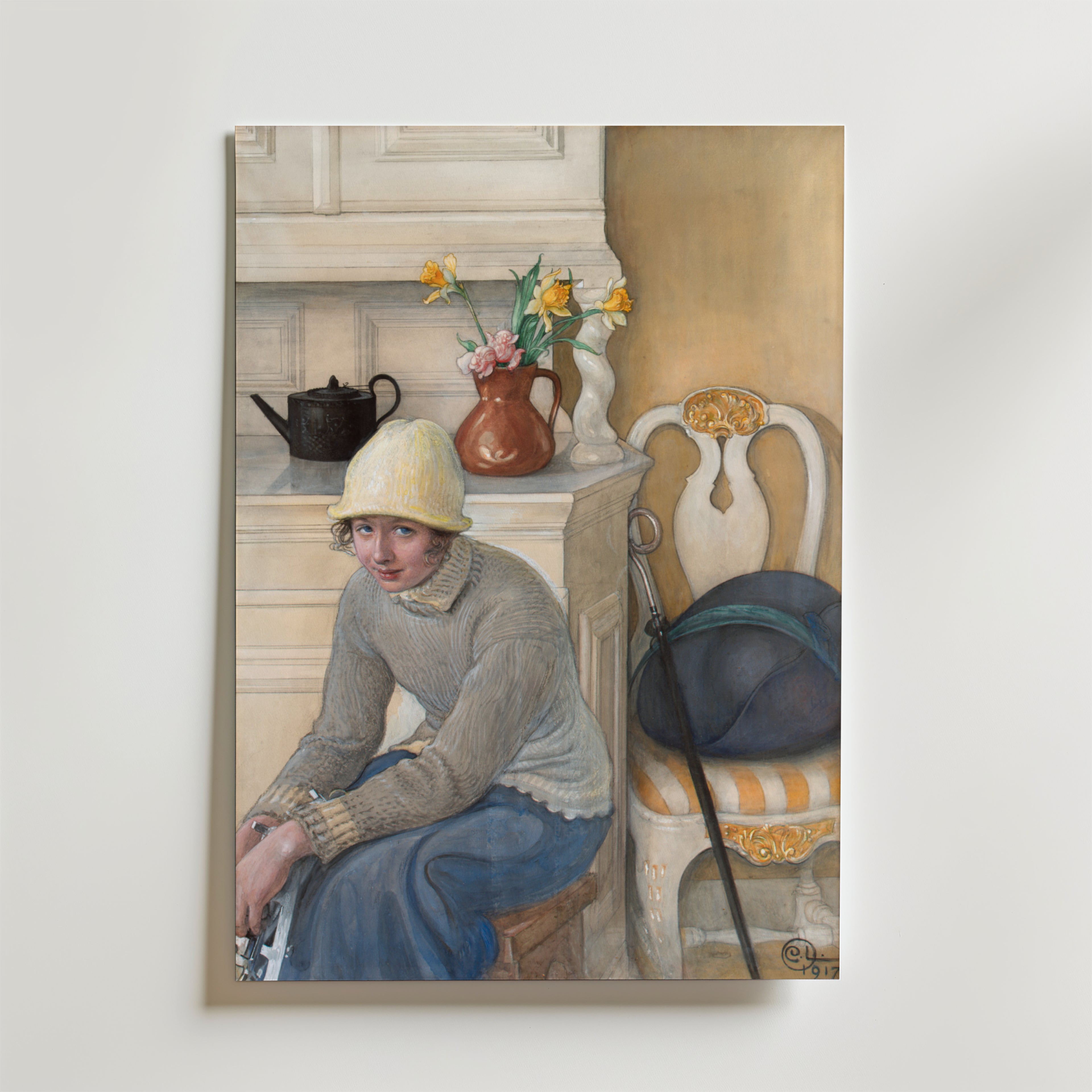 En kvinna i gul mössa och grå tröja sitter vid ett vitt skåp med tekanna och blommor, hennes nostalgiska pose påminner om charmen i Bozetto Carl Larsson Flicka med skridskor Falun 1917 Poster.