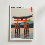Bozetto Itsukushima Shrine Poster fångar Hiroshimas skönhet med den ikoniska röda torii grinden i vatten, inramad av berg och träd. Texten lyder "HIROSHIMA JAPAN" och "ITSUKUSHIMA SHRINE".