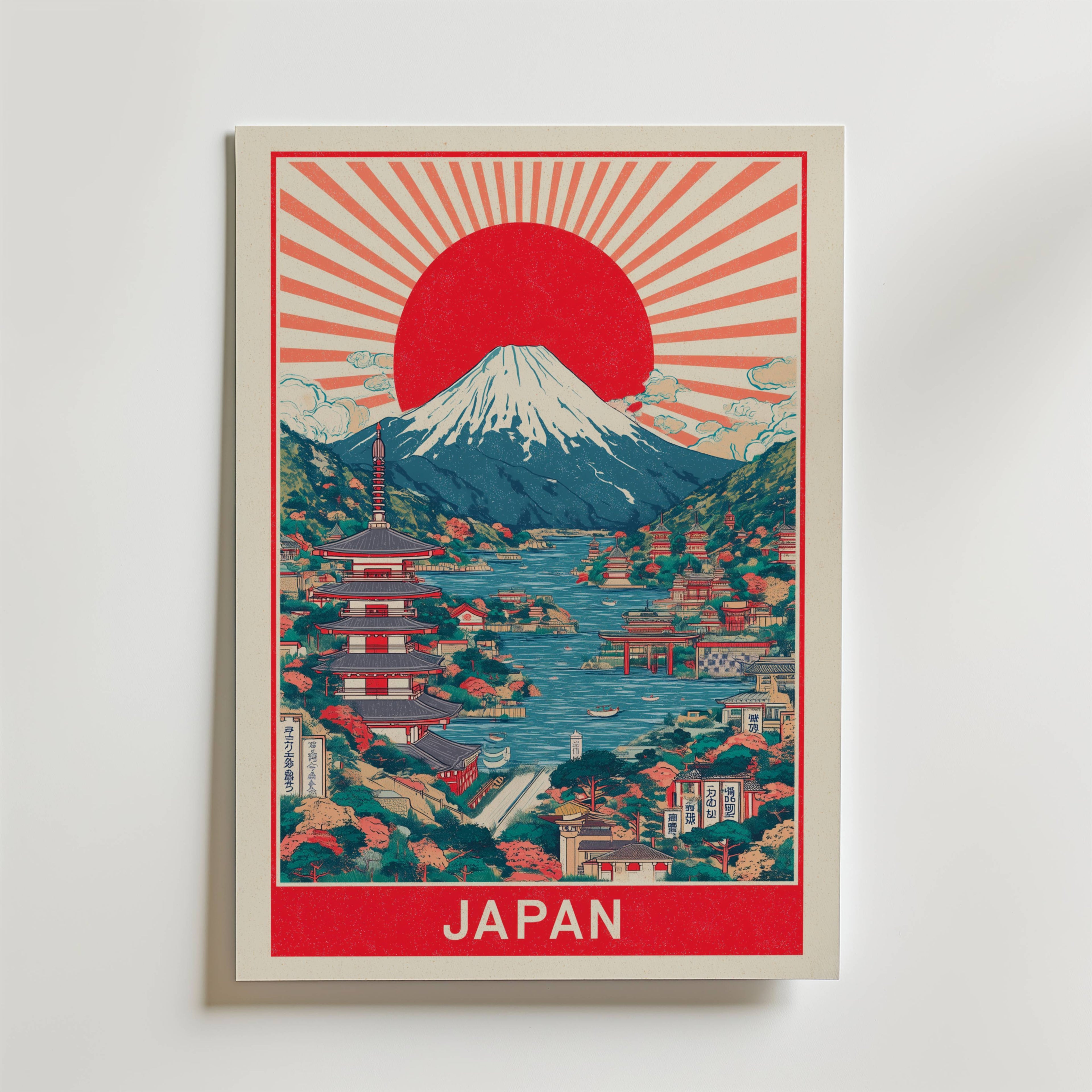 Bozetto Japanese Red Sun Poster har en design i vintagestil med Mount Fuji, en röd sol med strålar, körsbärsblommor, pagoder, fet "JAPAN"-text och en slående röd, blå och krämfärgad palett.