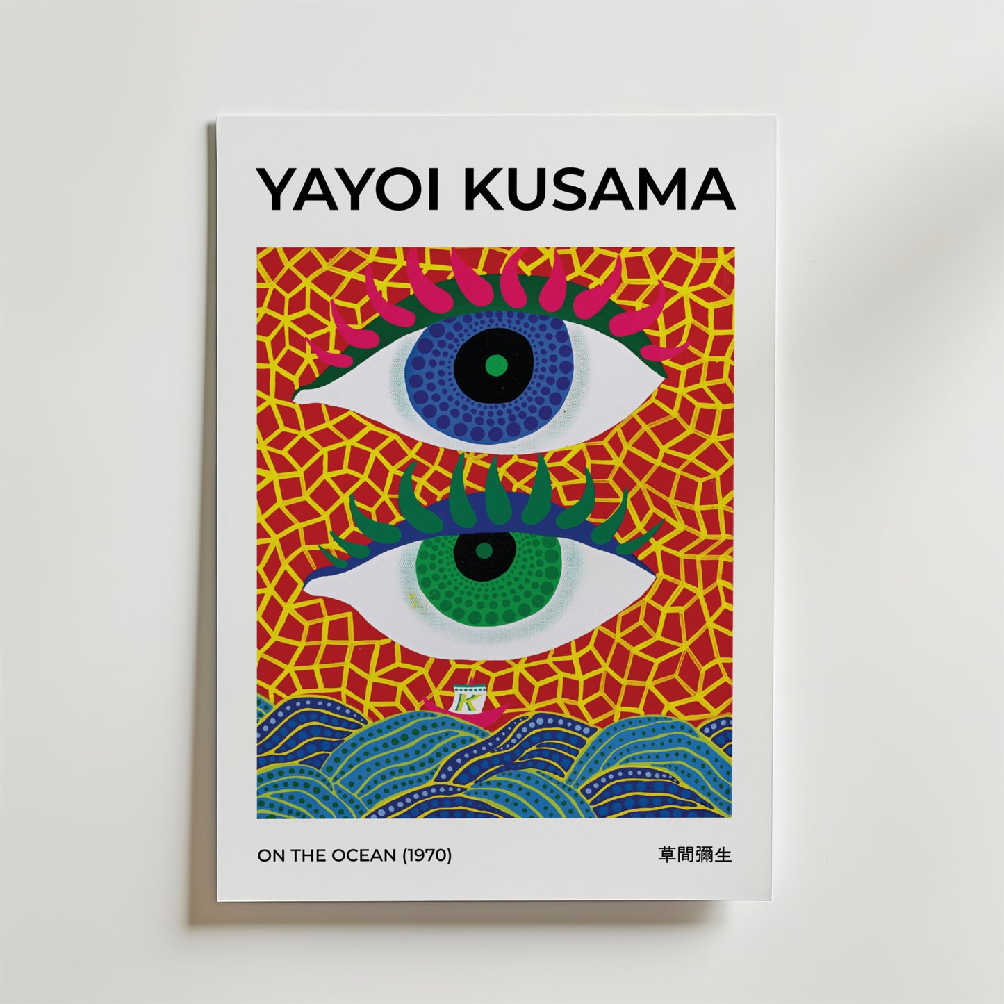 Yayoi Kusama On The Ocean Poster från Bozetto har två stora stiliserade ögon, färgglada mönster, en röd och gul texturerad bakgrund och blå vågor. Tryckt på FSC-certifierat premiumpapper med högkvalitativ finish.