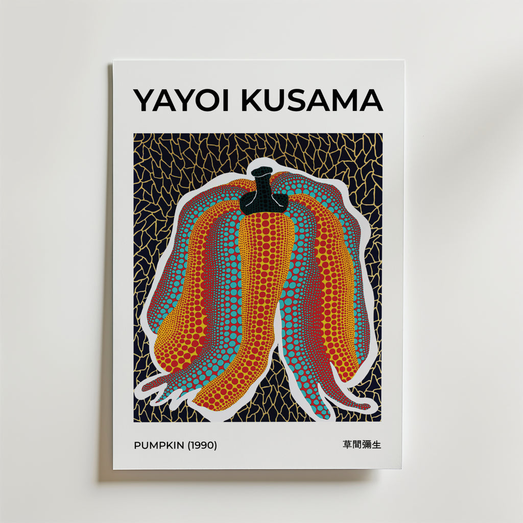 Bozetto Yayoi Kusama Pumpkin 2002 No.2 Poster har en djärv pumpaillustration på en svartvit geometrisk bakgrund, tryckt på FSC-certifierat premiumpapper för en högkvalitativ finish. Konstnärens namn visas högst upp i feta bokstäver.