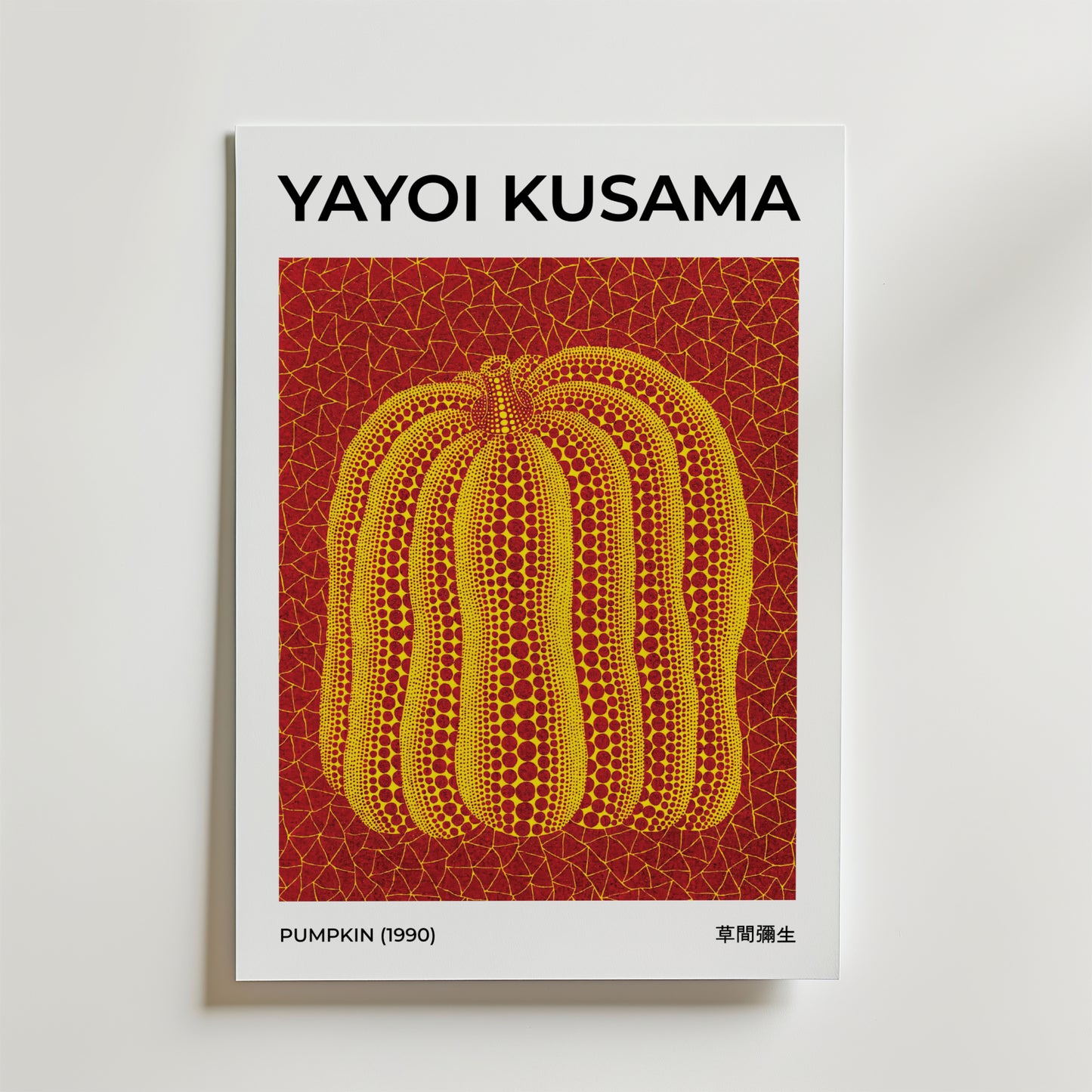 Bozetto Yayoi Kusama Pumpkin 1990 Poster föreställer en gul prickig pumpa på en röd bakgrund, med Kusamas namn i fetstil upptill, tryckt på premiumpapper för en högkvalitativ finish.