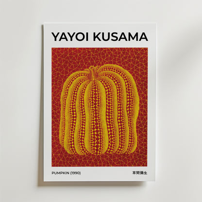 Bozetto Yayoi Kusama Pumpkin 1990 Poster föreställer en gul prickig pumpa på en röd bakgrund, med Kusamas namn i fetstil upptill, tryckt på premiumpapper för en högkvalitativ finish.