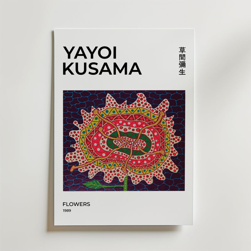 Bozetto Yayoi Kusama Flowers 1989 Poster har svart text, japanska tecken och röda, gula och gröna prickar på en mörk bakgrund. Tryckt på FSC-certifierat premiumpapper för en högkvalitativ finish.