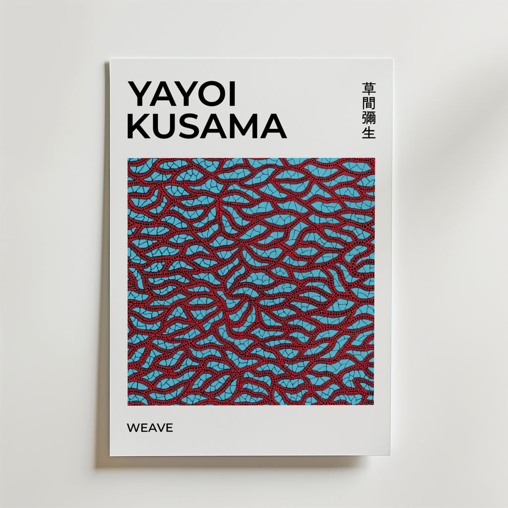 Bozetto Yayoi Kusama Red Weave Poster visar abstrakta röda och svarta vågiga linjer på en blå bakgrund med japansk text och "WEAVE" längst ner, tryckt på FSC-certifierat premiumpapper för en högkvalitativ finish.