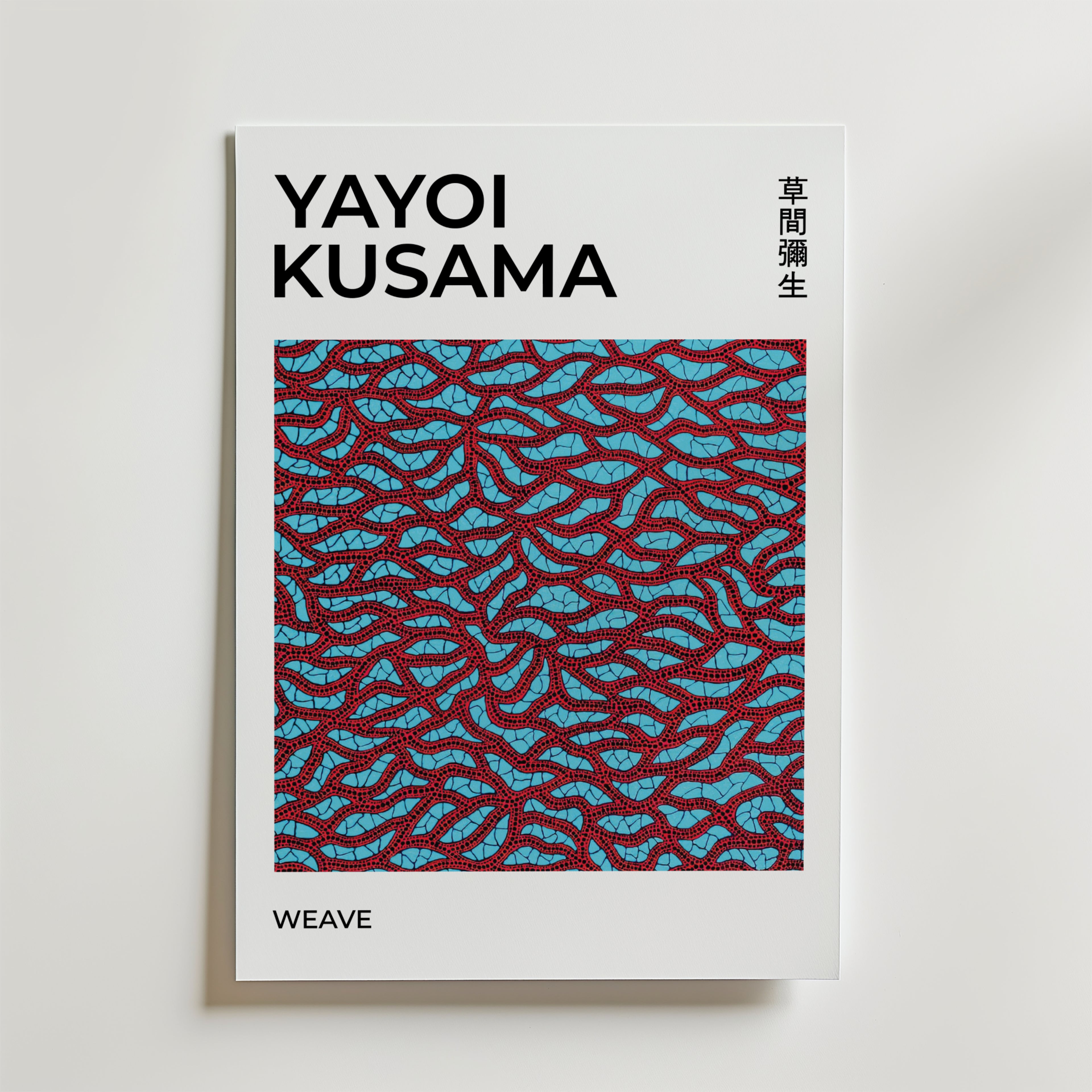 Bozetto Yayoi Kusama Red Weave Poster visar abstrakta röda och svarta vågiga linjer på en blå bakgrund med japansk text och "WEAVE" längst ner, tryckt på FSC-certifierat premiumpapper för en högkvalitativ finish.