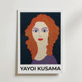 Yayoi Kusama Electric Face Poster från Bozetto visar stiliserad konst av en kvinna med lockigt orange hår och ett prickigt ansikte på en mörk bakgrund. Tryckt på FSC-certifierat premiumpapper med högkvalitativ finish; "YAYOI KUSAMA" visas i fet stil.