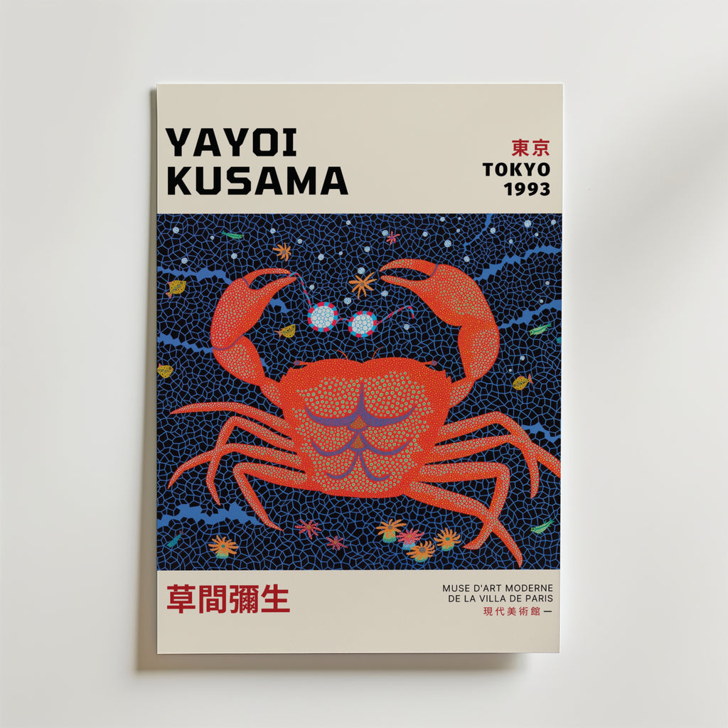 Yayoi Kusama Cosmic Crab Poster från Bozetto har fet svart text, en rödprickig krabba, japanska detaljer, "Tokyo 1993" och "Musée d'Art Moderne de la Ville de Paris" - tryckt på FSC-certifierat premiumpapper med en högkvalitativ finish.