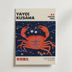 Yayoi Kusama Cosmic Crab Poster från Bozetto har fet svart text, en rödprickig krabba, japanska detaljer, "Tokyo 1993" och "Musée d'Art Moderne de la Ville de Paris" - tryckt på FSC-certifierat premiumpapper med en högkvalitativ finish.