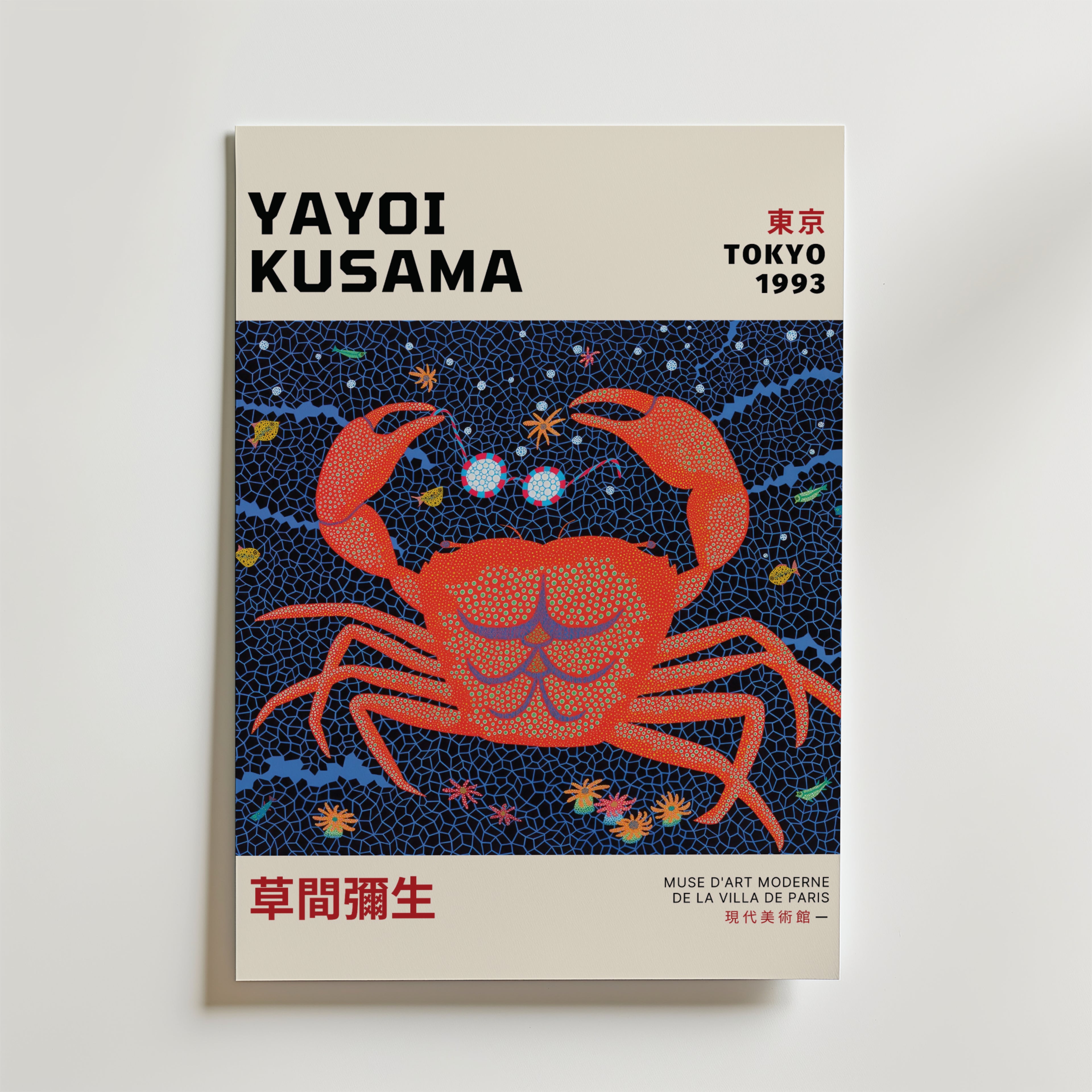 Yayoi Kusama Cosmic Crab Poster från Bozetto har fet svart text, en rödprickig krabba, japanska detaljer, "Tokyo 1993" och "Musée d'Art Moderne de la Ville de Paris" - tryckt på FSC-certifierat premiumpapper med en högkvalitativ finish.