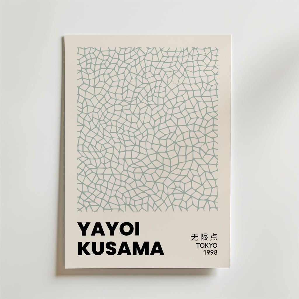 Bozetto Yayoi Kusama Infinity Web Poster visar ett abstrakt sammankopplat geometriskt mönster i ljusgrått, tryckt på FSC-certifierat premiumpapper för en högkvalitativ finish. "Yayoi Kusama" är fetmarkerat, med japanska, Tokyo och 1998 nere till höger.
