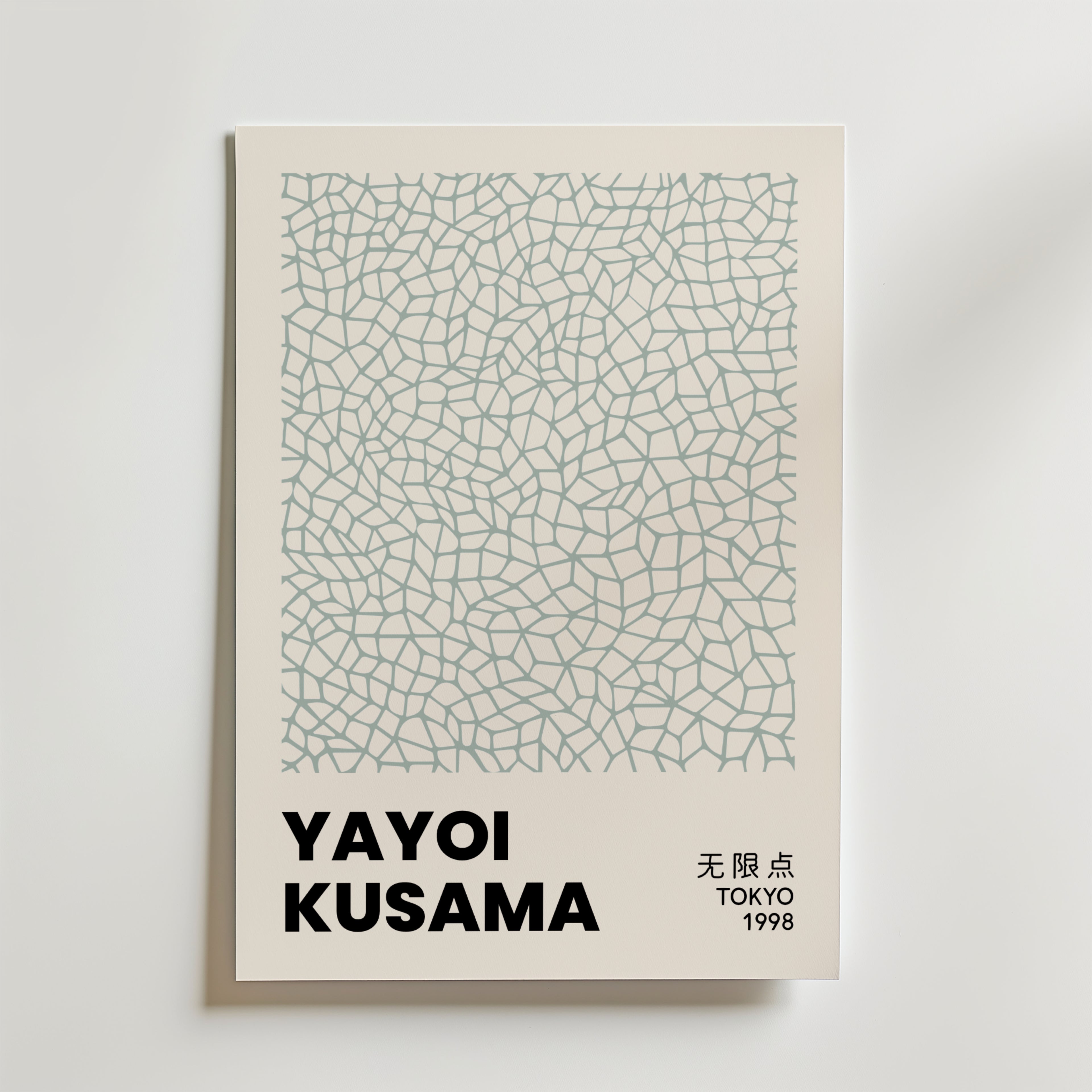 Bozetto Yayoi Kusama Infinity Web Poster visar ett abstrakt sammankopplat geometriskt mönster i ljusgrått, tryckt på FSC-certifierat premiumpapper för en högkvalitativ finish. "Yayoi Kusama" är fetmarkerat, med japanska, Tokyo och 1998 nere till höger.