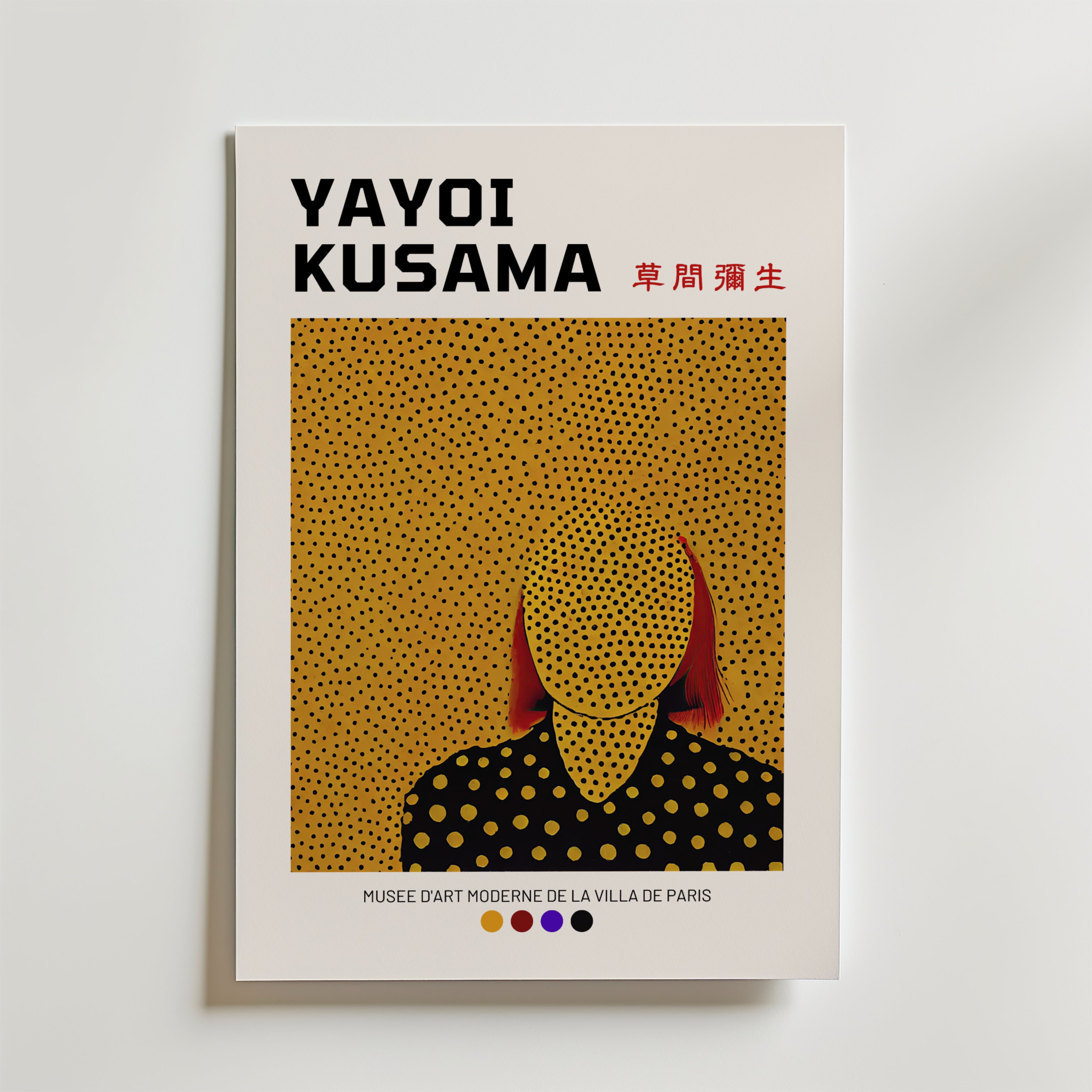 Yayoi Kusama Abstract Face Poster by Bozetto har en stiliserad, prickig siluett med japansk text, tryckt på FSC-certifierat premiumpapper med högkvalitativ finish. Text nedan: Musée d'Art Moderne de la Ville de Paris.