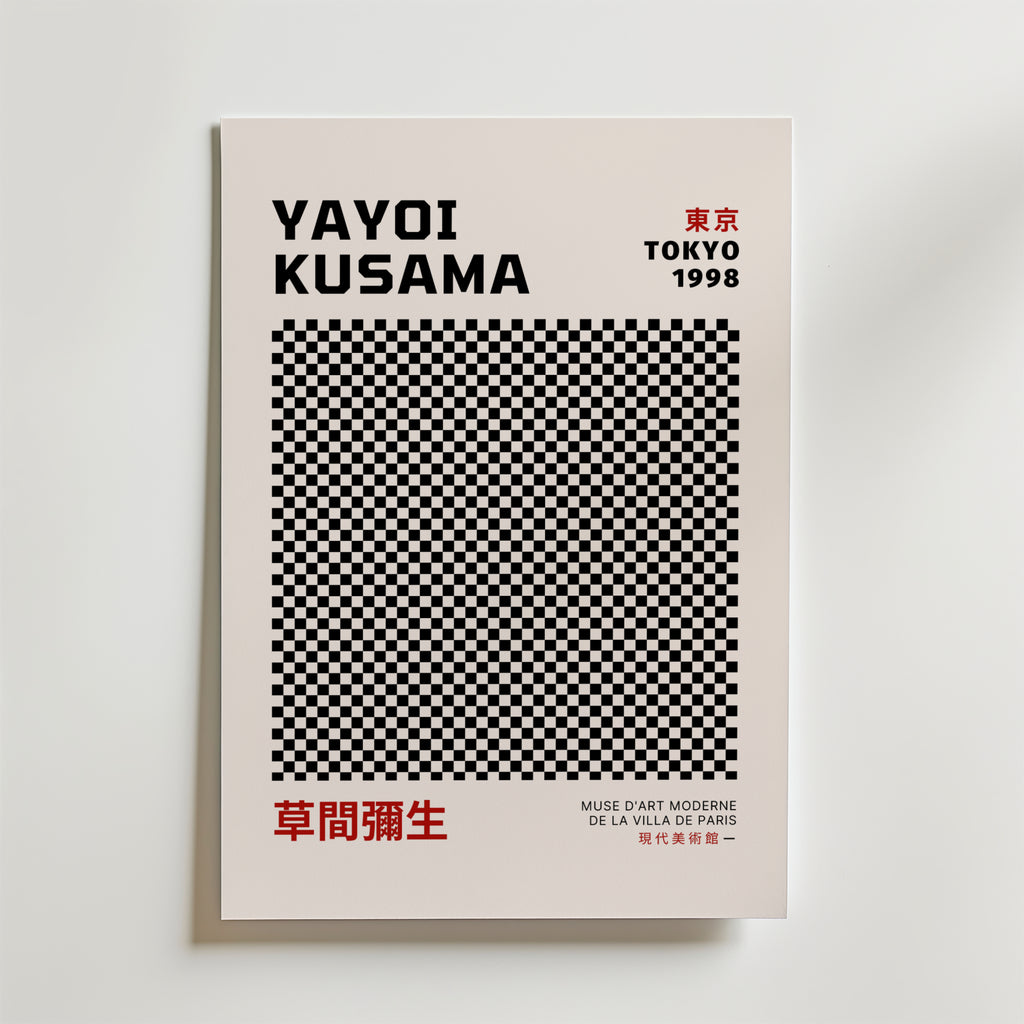 Bozetto Yayoi Kusama Abstract Dots Poster har fet "Yayoi Kusama" text, röda japanska och engelska detaljer, en stor svartvitrutig kvadrat och nämner Tokyo 1998 och ett museum i Paris. Tryckt på FSC-certifierat premium matt papper.