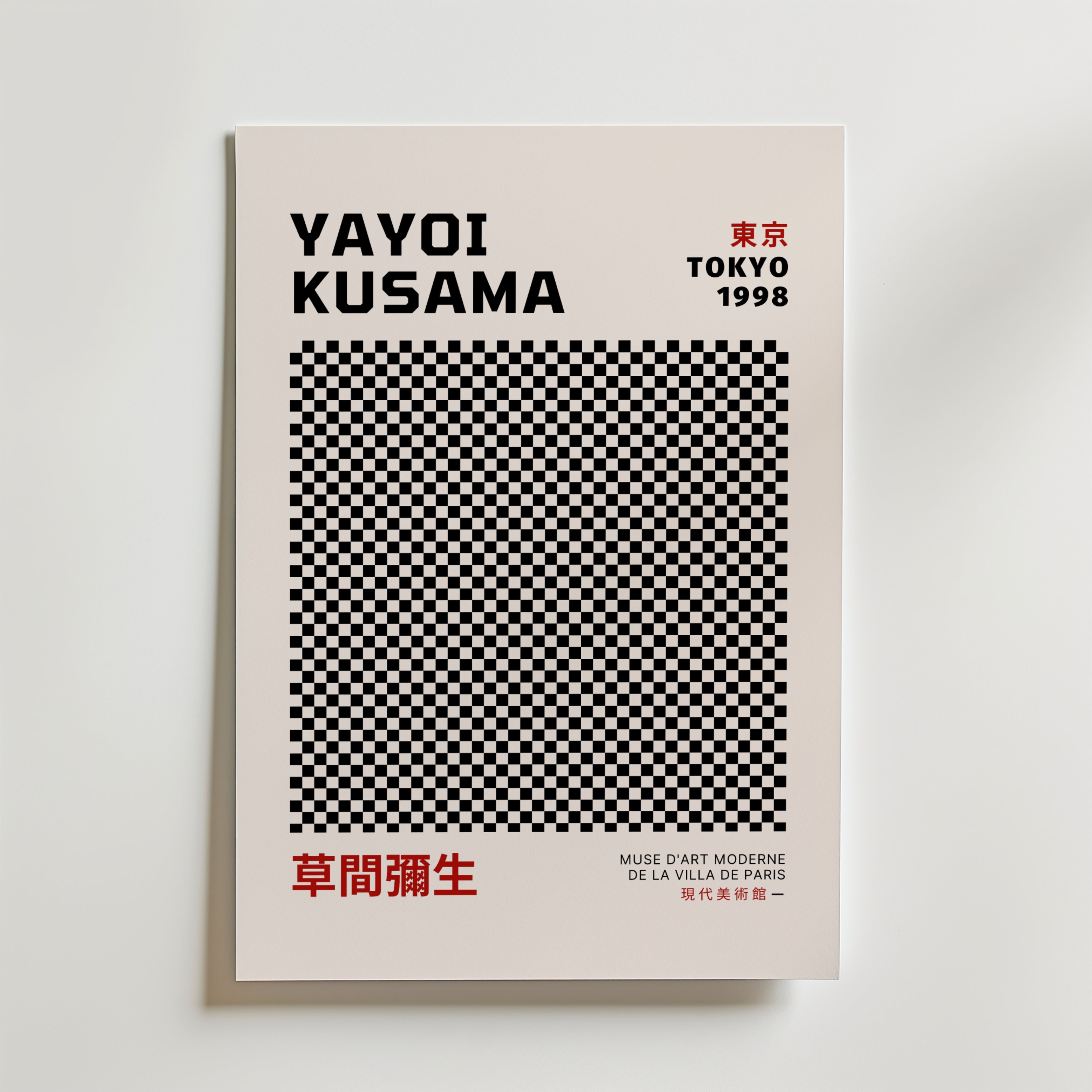 Bozetto Yayoi Kusama Abstract Dots Poster har fet "Yayoi Kusama" text, röda japanska och engelska detaljer, en stor svartvitrutig kvadrat och nämner Tokyo 1998 och ett museum i Paris. Tryckt på FSC-certifierat premium matt papper.